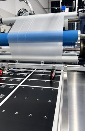 Laminação de impressos na produção - Gráfica Porto Belo